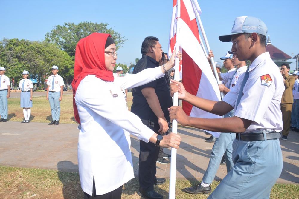 BERIKAN BENDERA MERAH PUTIH