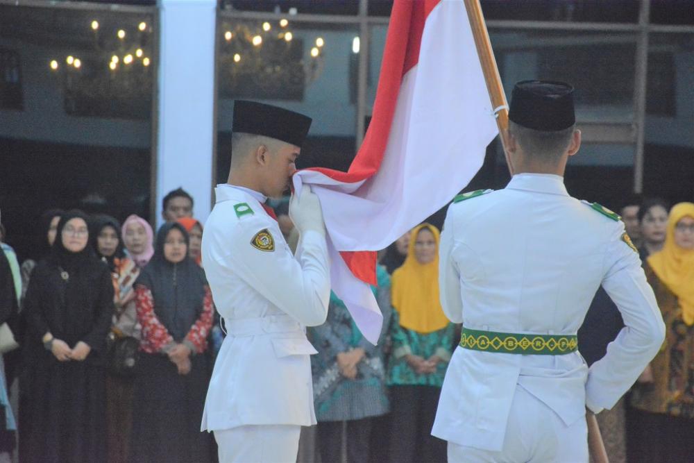 MENCIUM BENDERA MERAH PUTIH