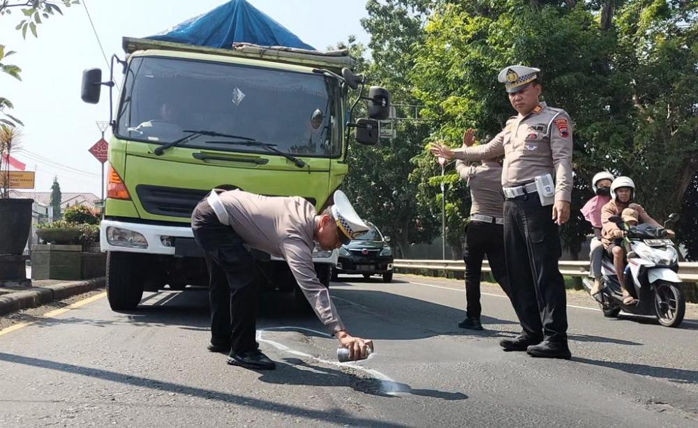 Antisipasi Laka, Satlantas Tandai Jalan Bergelombang