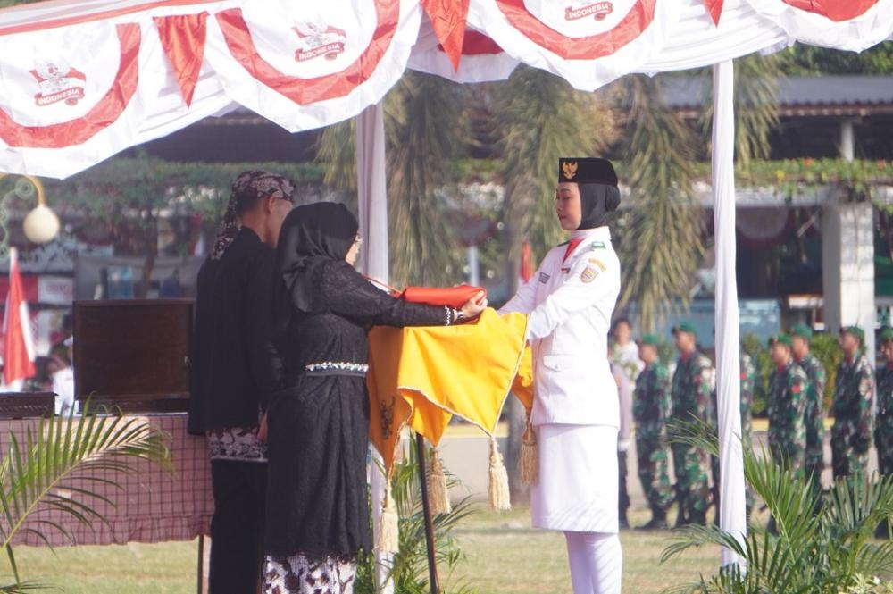 SERAHKAN BENDERA MERAH PUTIH