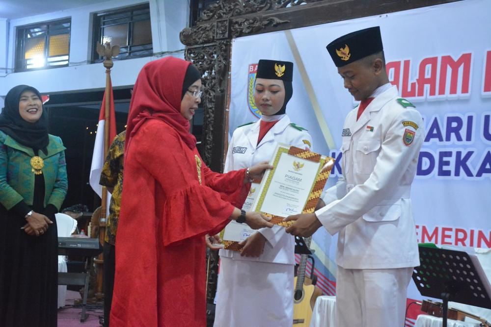 BERIKAN PIAGAM PENGHARGAAN