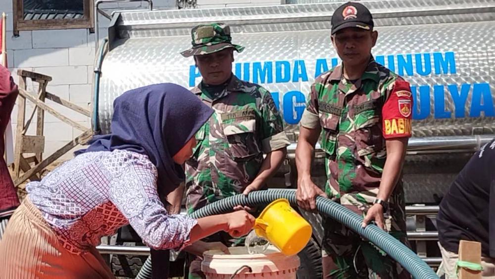 Sumber Mengering, Kodim Batang Suplai Air Warga Wonomerto