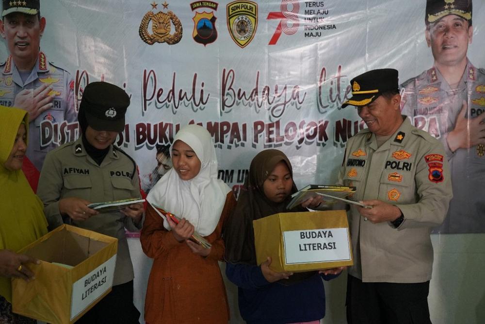 Peduli Literasi, Polres Batang Bagikan Buku Gratis