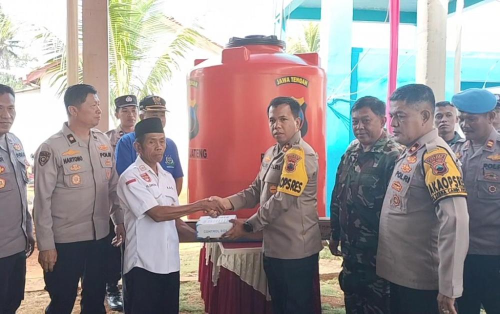 Debit Air Durenombo Berkurang, Polres Salurkan Mesin Pompa