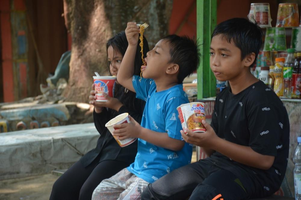 NIKMATI MAKANAN di PANTAI
