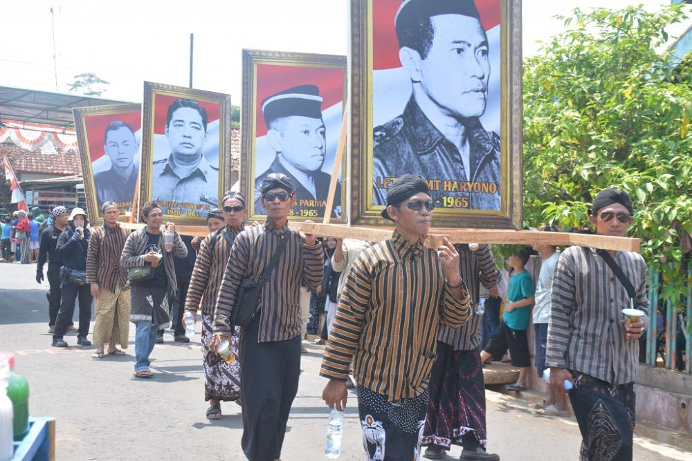 BAWA FOTO PAHLAWAN