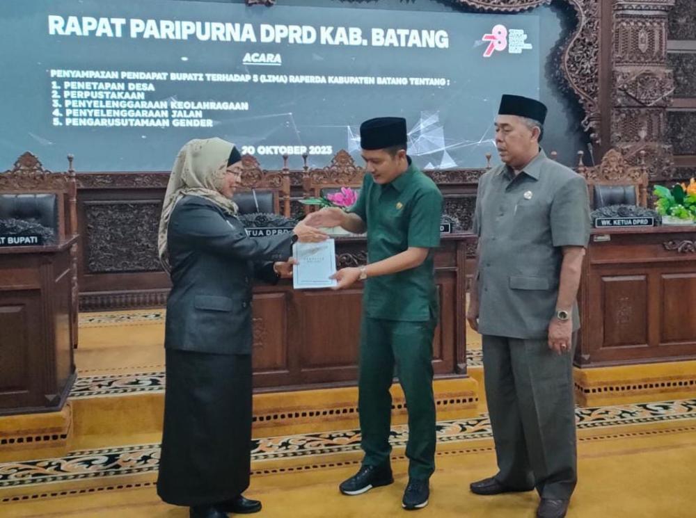 Pj Bupati Batang Beri Masukan dan Pertanyaan Raperda Usulan DPRD