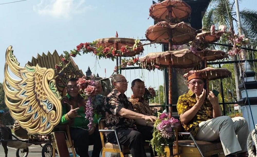 Tokoh Batang Kendarai Andong Menuju Pertemuan Akbar PMB