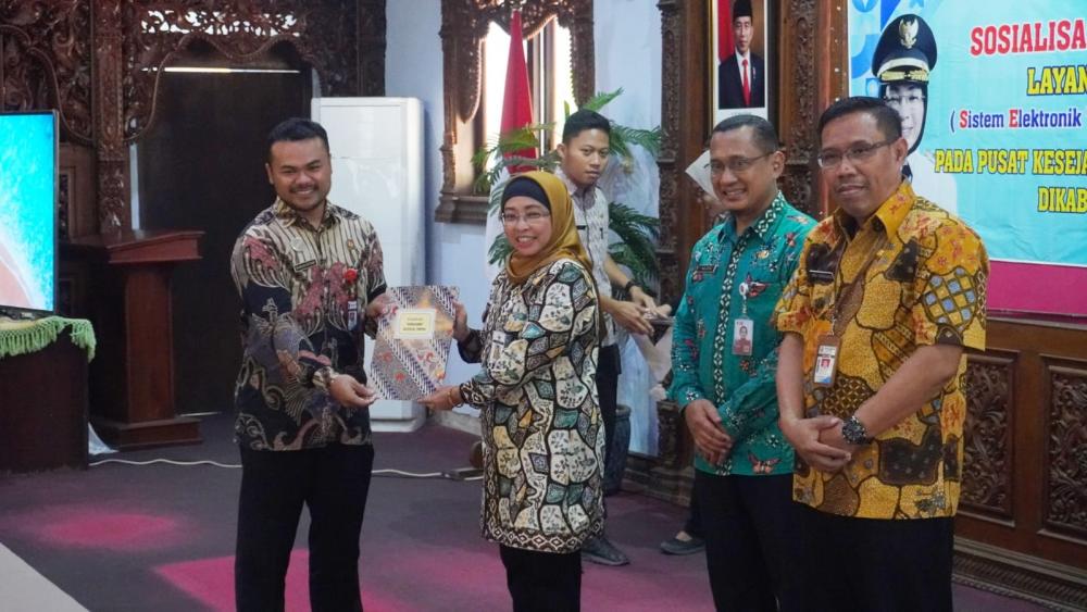Banyak Aduan, Pj Bupati Batang Resmikan Aplikasi Sedulur Untuk Permudah Pengurusan Sosial