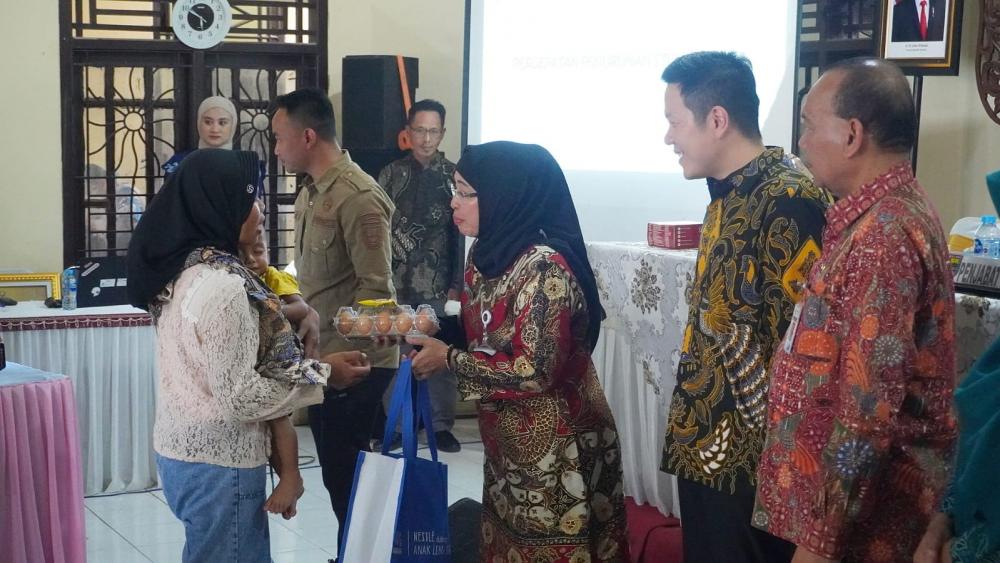Atasi Stunting, Pemkab Batang bersama Nestle Berikan Bantuan PMT