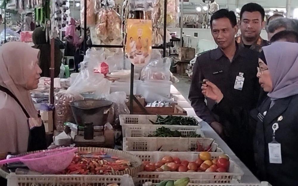 Harga Rawit Merah Melejit, Bikin Pedagang Menjerit