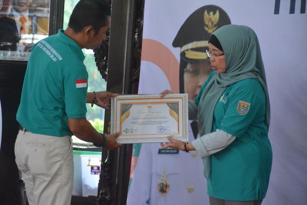 BERIKAN PIAGAM PENGHARGAAN