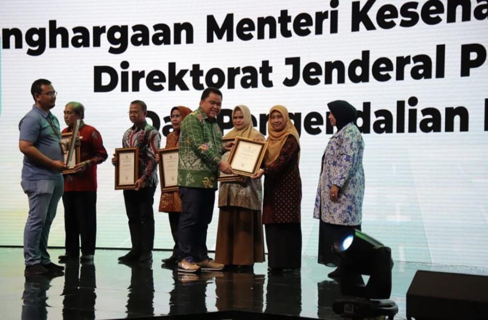 Dinkes Batang Peroleh Penghargaan Cakupan Imunisasi T2+