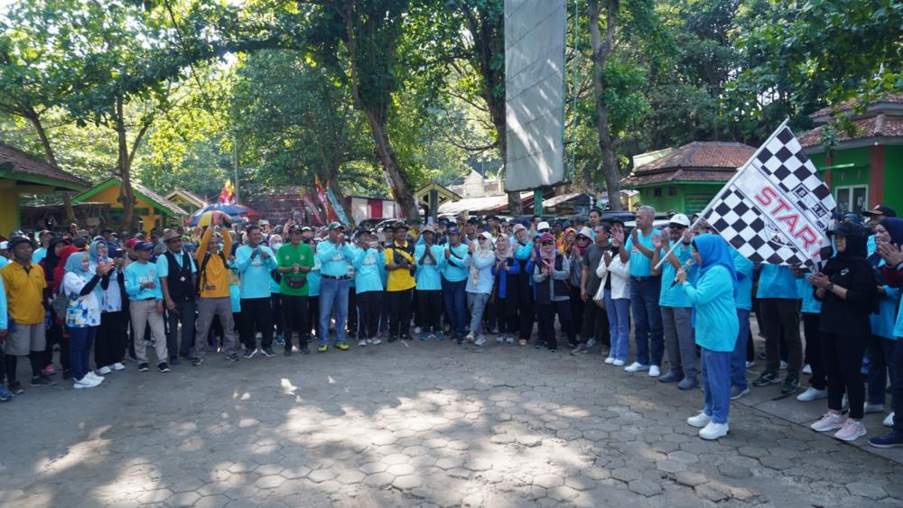 Ribuan Guru Batang Turun, Meriahkan Jalan Sehat Dalam Memperingati HUT PGRI Ke-78