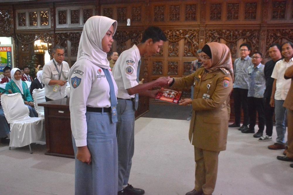 BERIKAN BUKU ACI KE PELAJAR