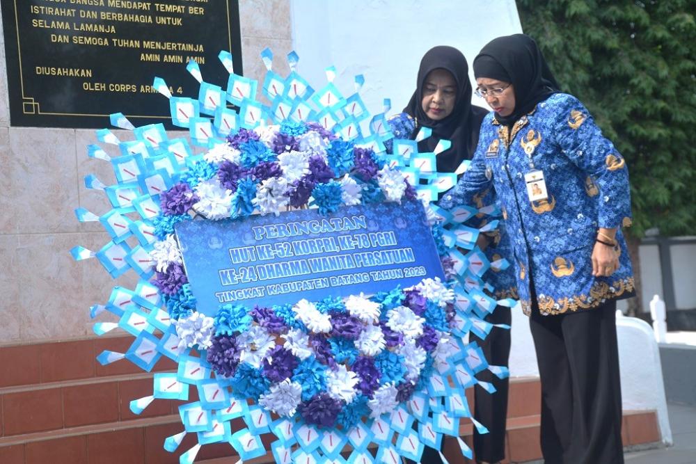 LETAKKAN KARANGAN BUNGA