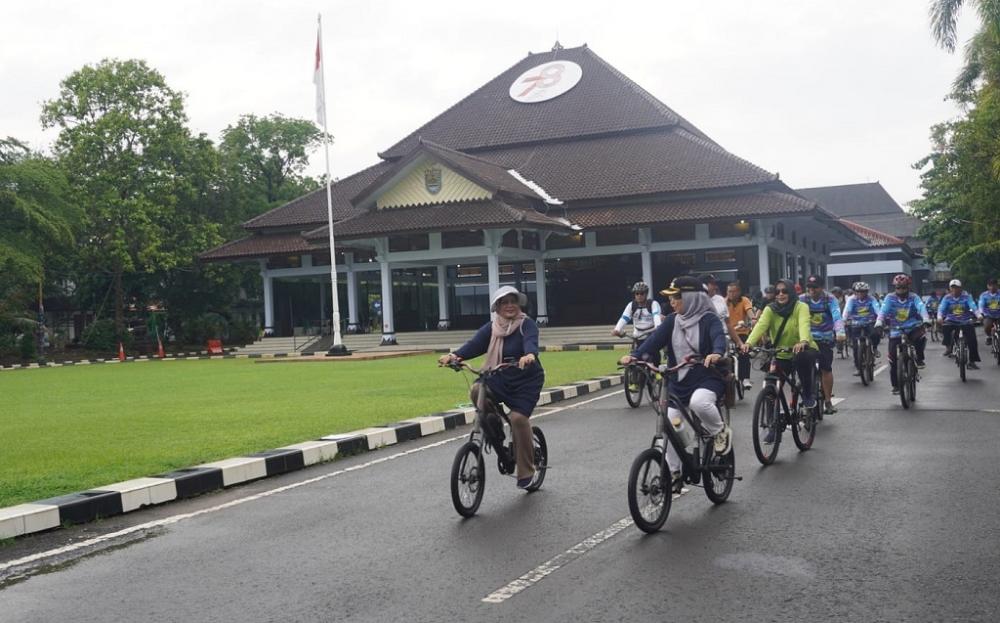 Meriahkan HUT Korpri Ke-52, Pj Bupati Batang dan Kepala OPD Bersepeda Santai Bersama