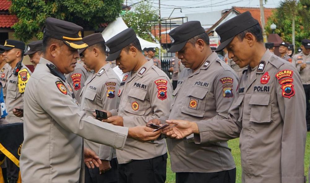 Ingatkan Netralitas, Wakapolres Batang Bekali Anggotanya Buku Saku