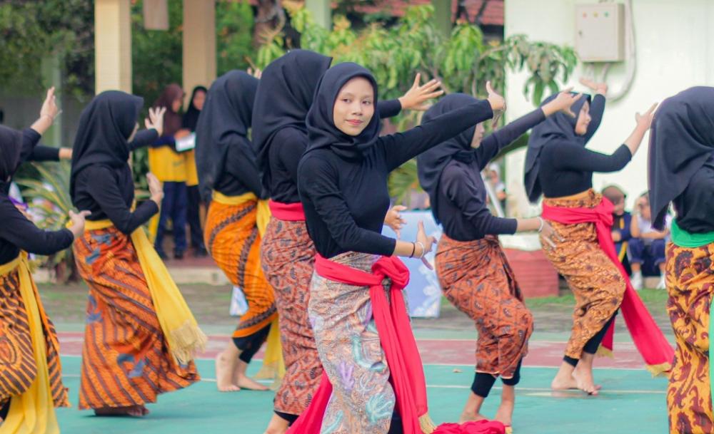 Tumbuhkan Minat Berkesenian, Puluhan Pelajar Tampilkan Tari Sesonderan