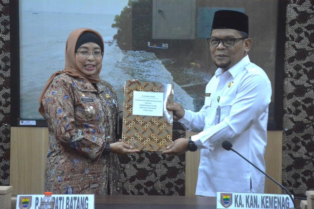 Serah Terima Sertifikat Tanah Hibah Pemda ke Kemenag Batang