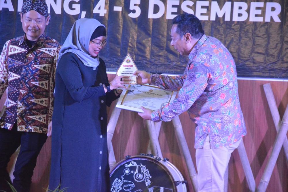 BERIKAN PENGHARGAAN PGRI AWARD