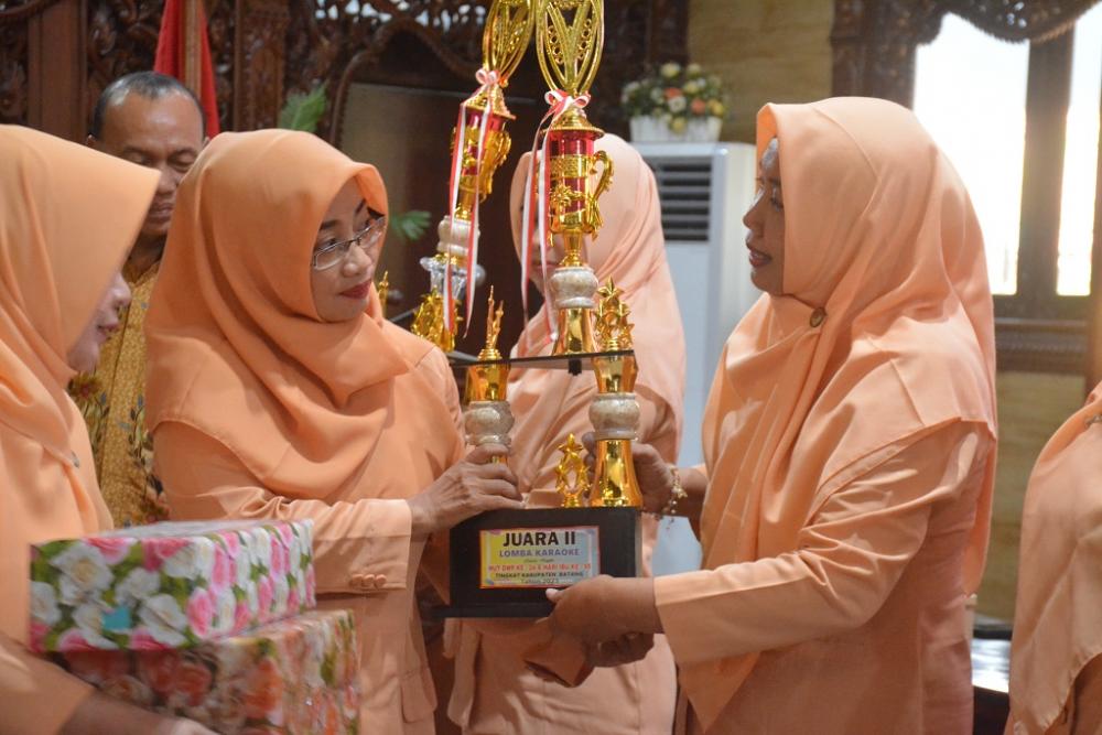 BERIKAN PIALA LOMBA KARAOKE