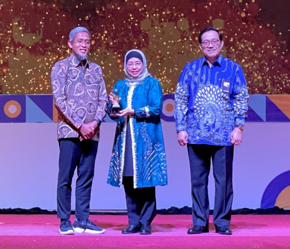 Pj Bupati Batang Raih Penghargaan Gubernur Jateng Award 2023