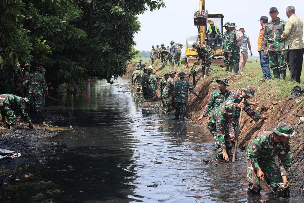 BERSIHKAN ALIRAN SUNGAI KALISONO