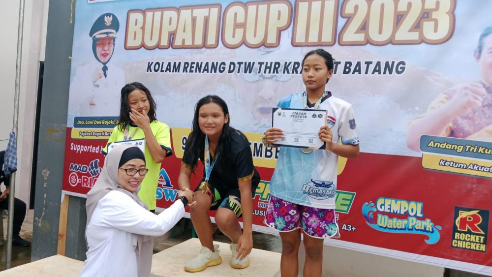 Peserta dan Penonton Membanjiri Lomba Renang Krapprov dan Taruna Bupati Cup III 2023