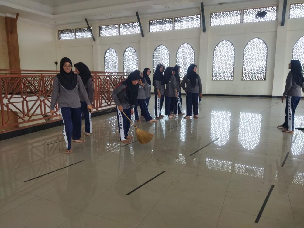 Ciptakan Kenyamanan Beribadah, MAN Batang Bersihkan Masjid