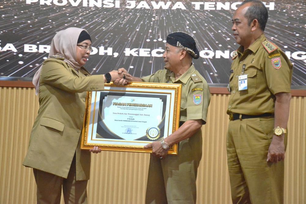 BERIKAN PENGHARGAAN DESA CANTIK