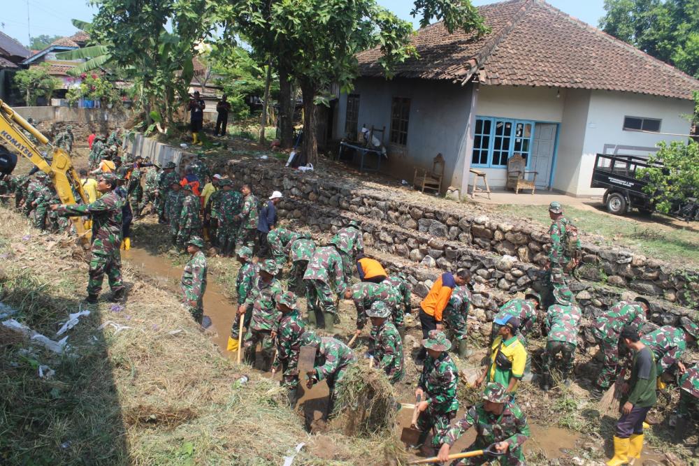 Kurangi Risiko Banjir, Ratusan Prajurit Kodim Batang dan Masyarakat Normalisasi Sungai Krungsung
