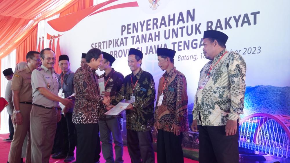 Wakil Menteri ATR Serahkan 500 Sertifikat Tanah