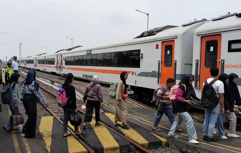 LIBUR NATARU, STASIUN BATANG DIBANJIRI PENUMPANG
