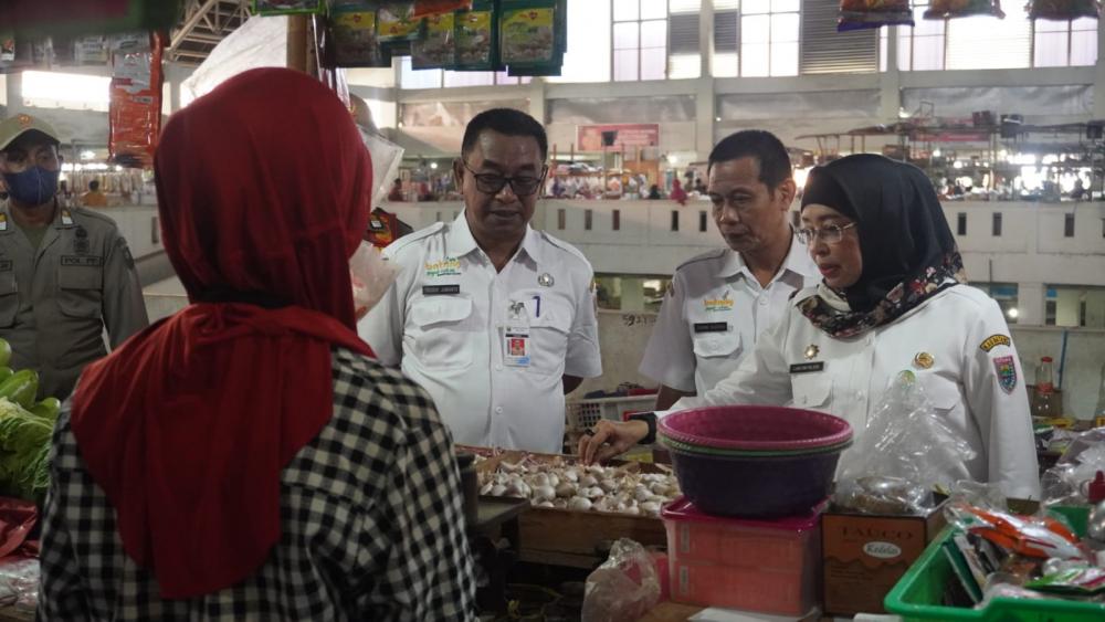 Naiknya Inflasi, Pj Bupati Batang Sidak Pasar Untuk Tekan Harga Bahan Makanan Pokok