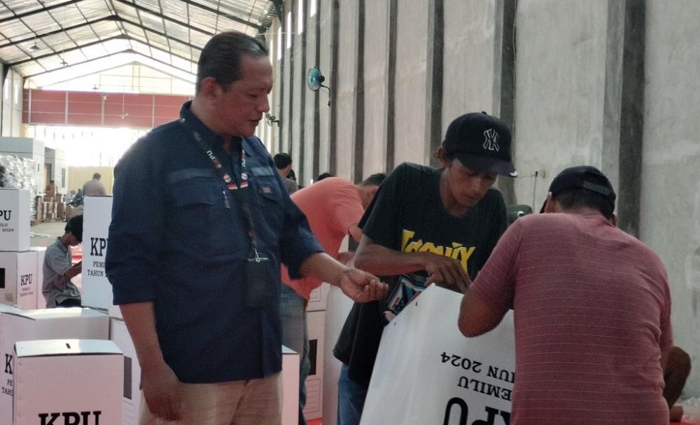 Kejar Target, KPU Terjunkan Puluhan Perakit Kotak Suara