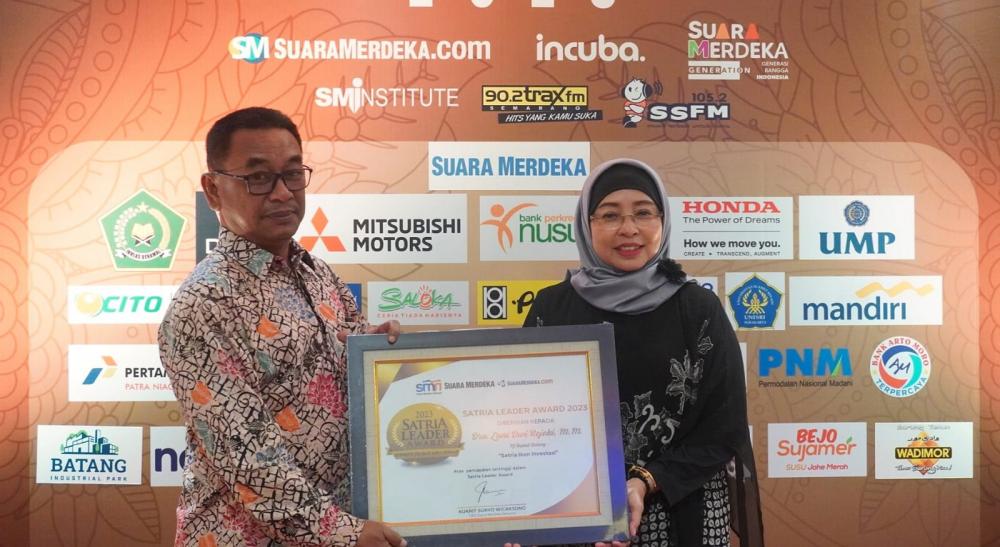 Pj Bupati Batang Meraih Penghargaan Satria Leader Award 2023
