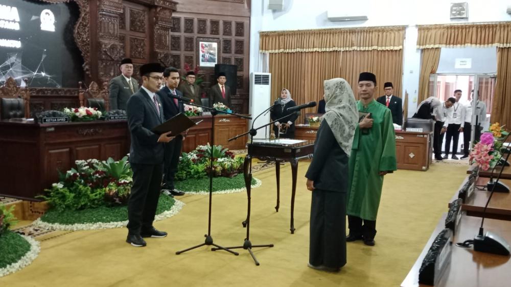 Ketua DPRD Batang Lantik Yoeny Wahyu Hidayatie Sebagai Anggota DPRD Pengganti Antar Waktu di Kabupat