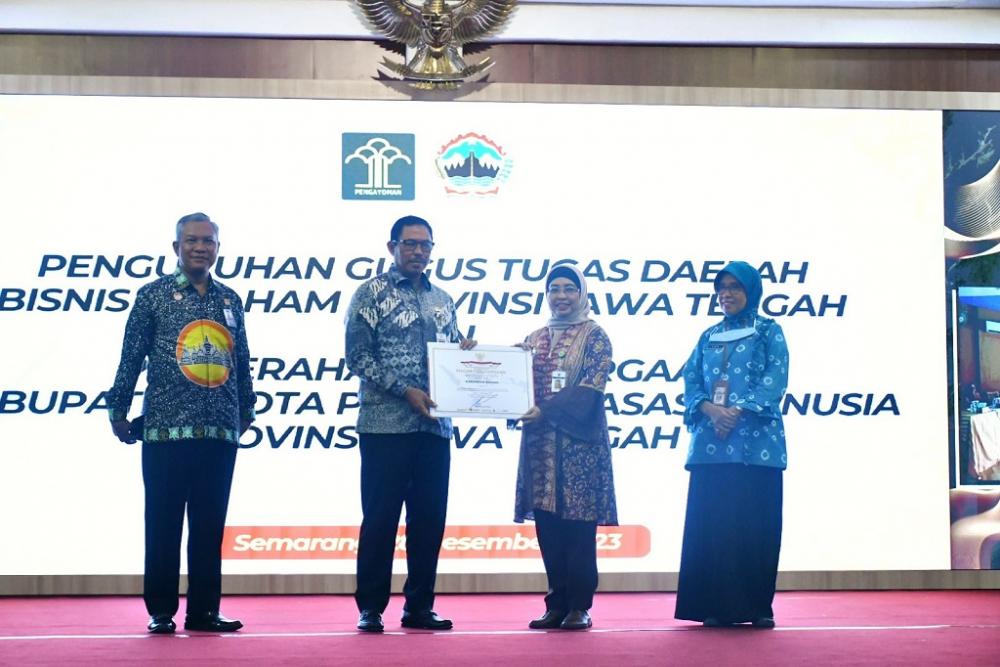 Pj Bupati Batang Terima Penghargaan Kabupaten Peduli HAM Tingkat Nasional