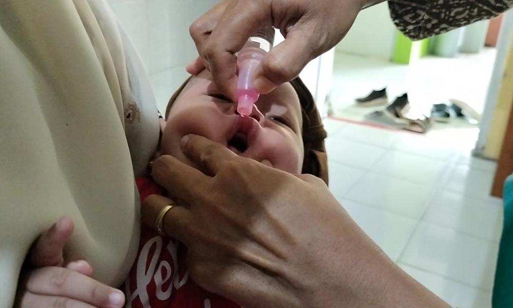 BERIKAN VAKSINASI PADA BALITA