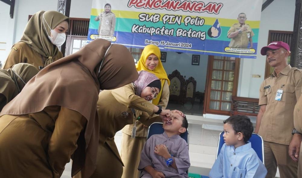 Pj Bupati Batang Berikan Imunisasi PIN Polio Ke Anak Sebagai Pencegahan