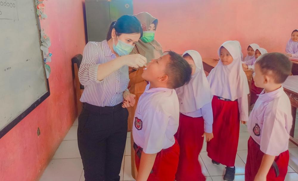 BERIKAN VAKSIN POLIO