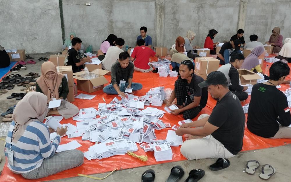 Kejar Waktu, KPU Batang Tambah Tenaga Penyortir