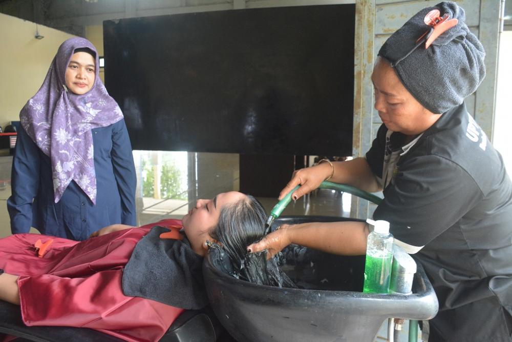 PRAKTIK MENCUCI RAMBUT
