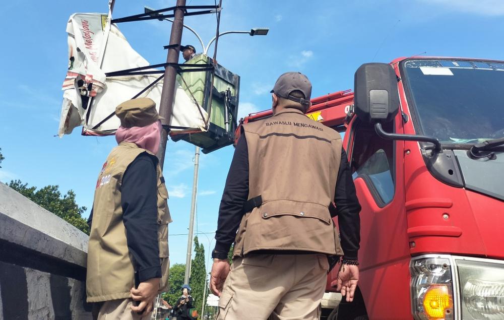 Memasuki Hari Tenang, KPU Bersihkan APK