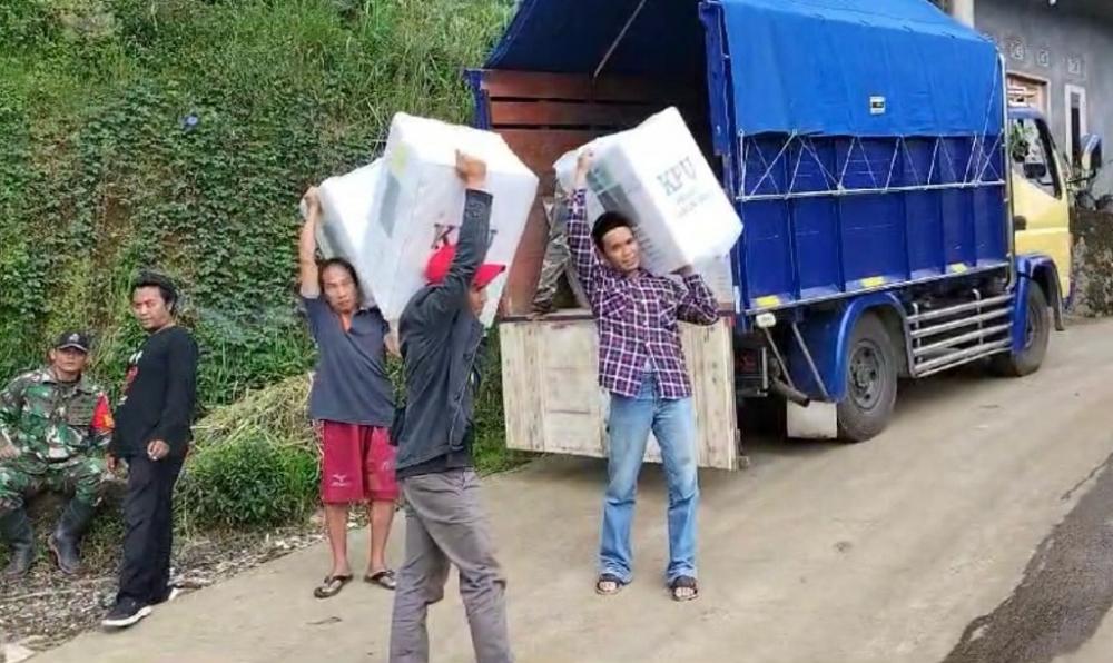 DISTRIBUSI KOTAK SUARA KE DESA PRANTEN