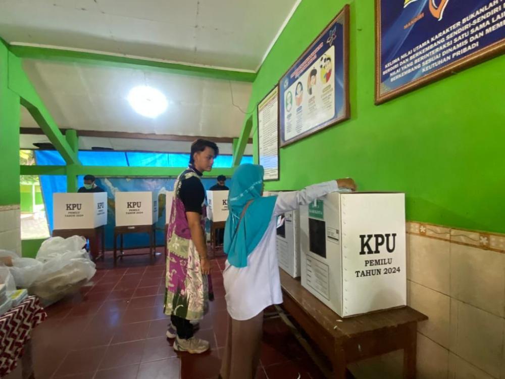 Petugas KPPS Memakai Kostum Daster Emak-Emak Untuk Tarik Antusias Datang