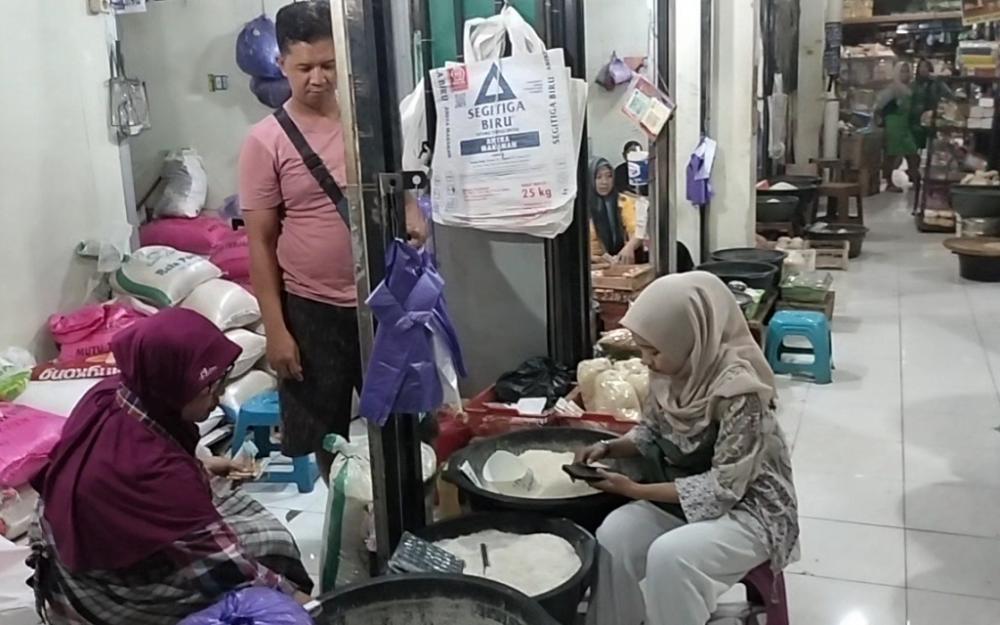 Harga Beras Melejit, Pedagang Terpaksa Ambil Untung Mepet
