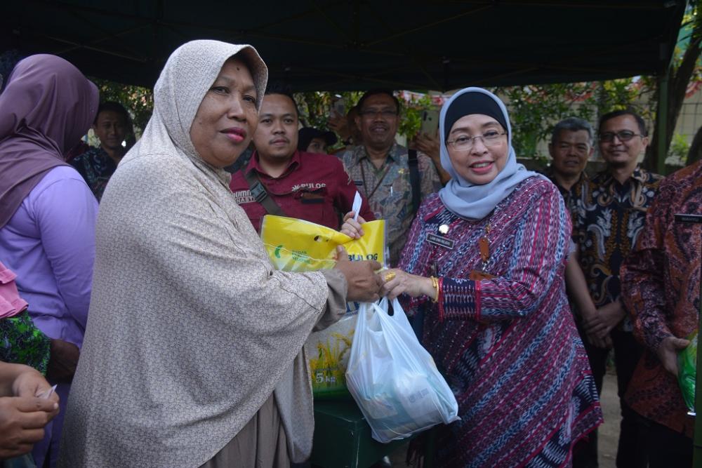 400 Paket Sembako Diserbu Warga Batang