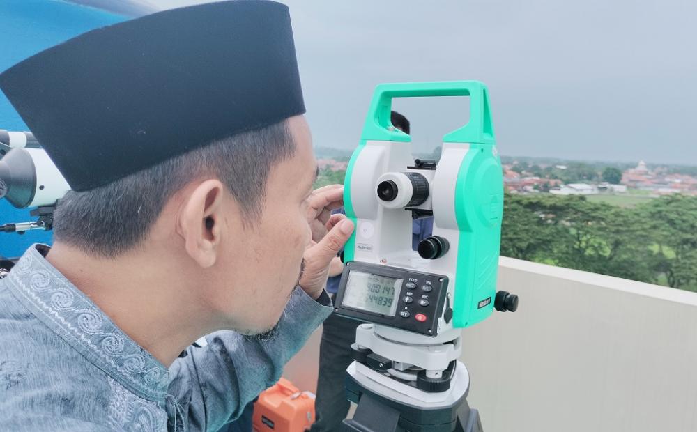 Kabut Halangi Hilal di Langit Batang